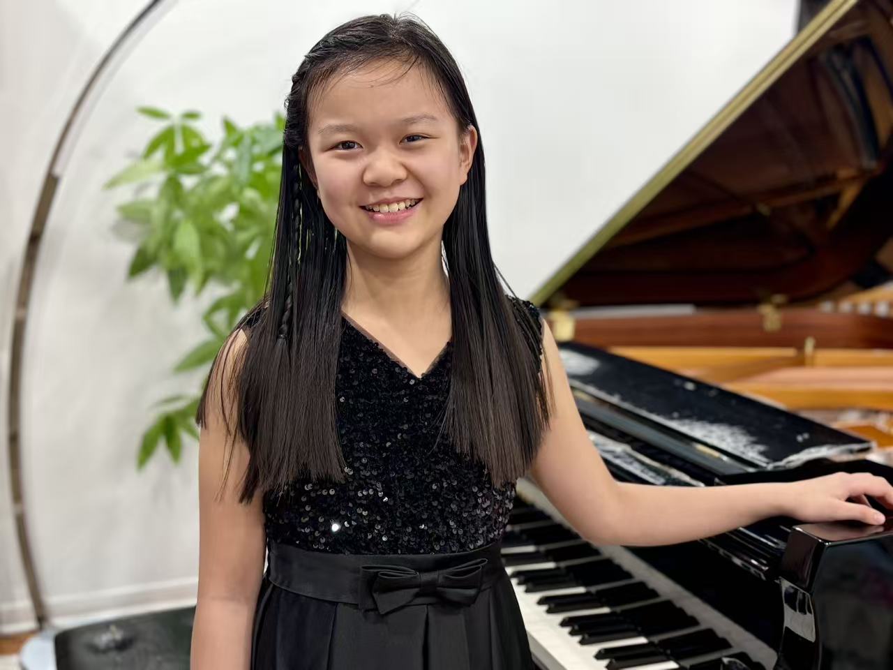 Angela Yixuan Miao beside a grand piano